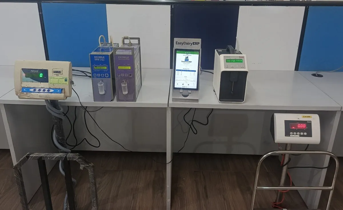 Collection desk with analyser and scale